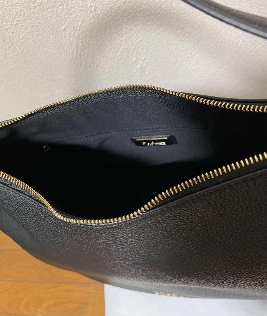 【極美品】FURLA高級感溢れるバックです！