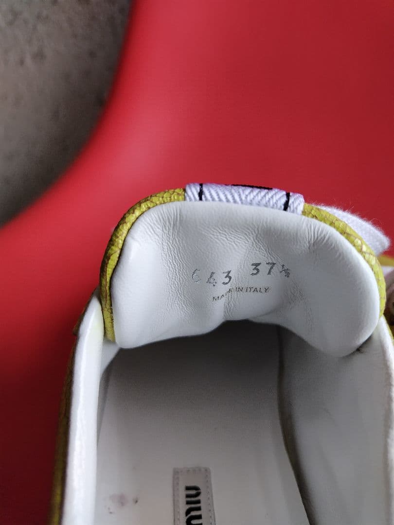 miumiuミュウミュウ レザー スニーカー クリスタル装飾付き 24，5