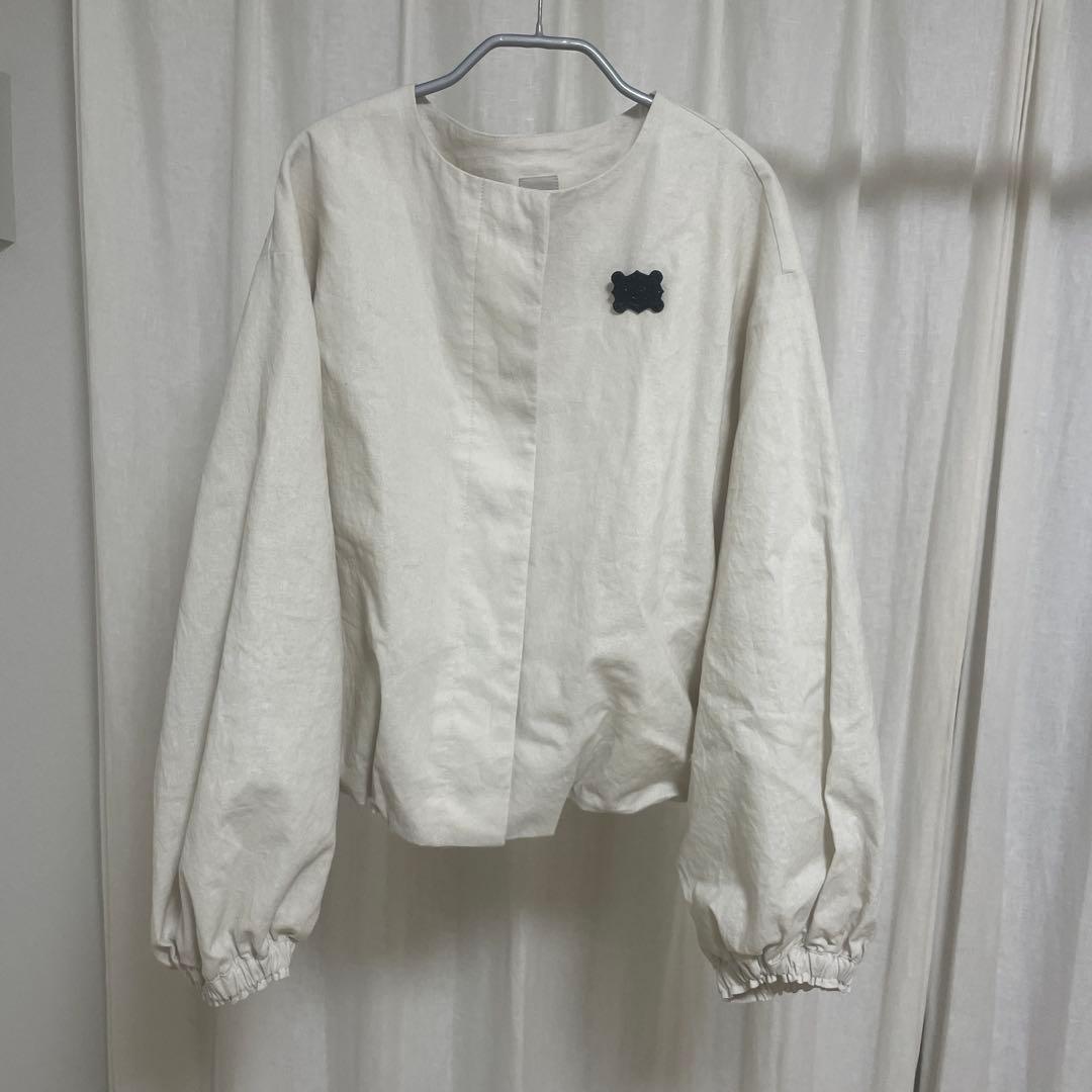 TSUHARU アイボリー ノーカラージャケット バルーンスリーブ
