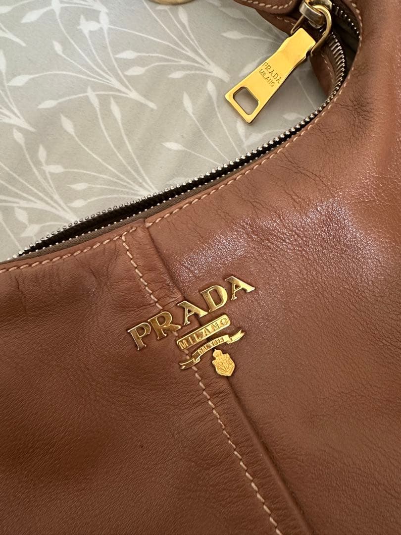 PRADA ブラウンショルダーバッグ