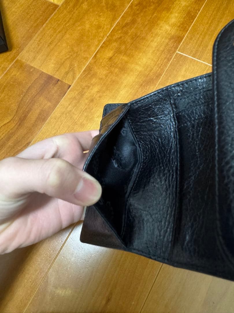 ブラックレザー二つ折り財布