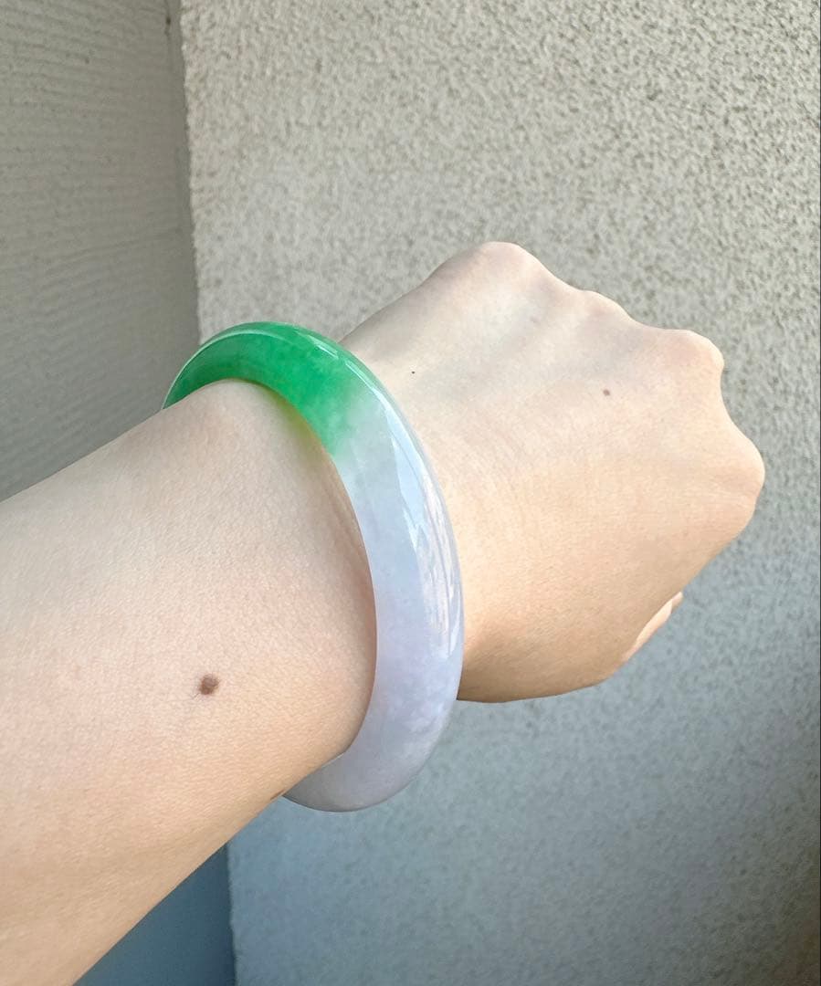 薄紫とグリーンのグラデーションAランクは翡翠ヒスイバングル