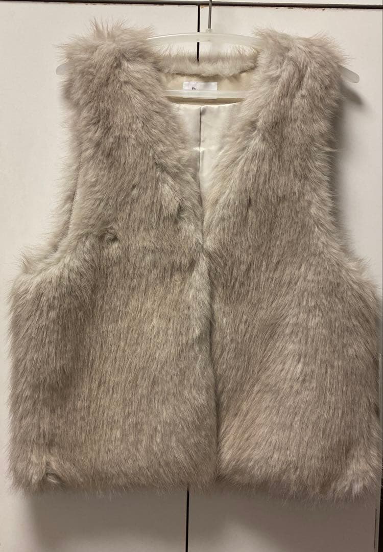 新品[グレースコンチネンタル　25AW フェイクフォックスファ－ベスト　ベージュ