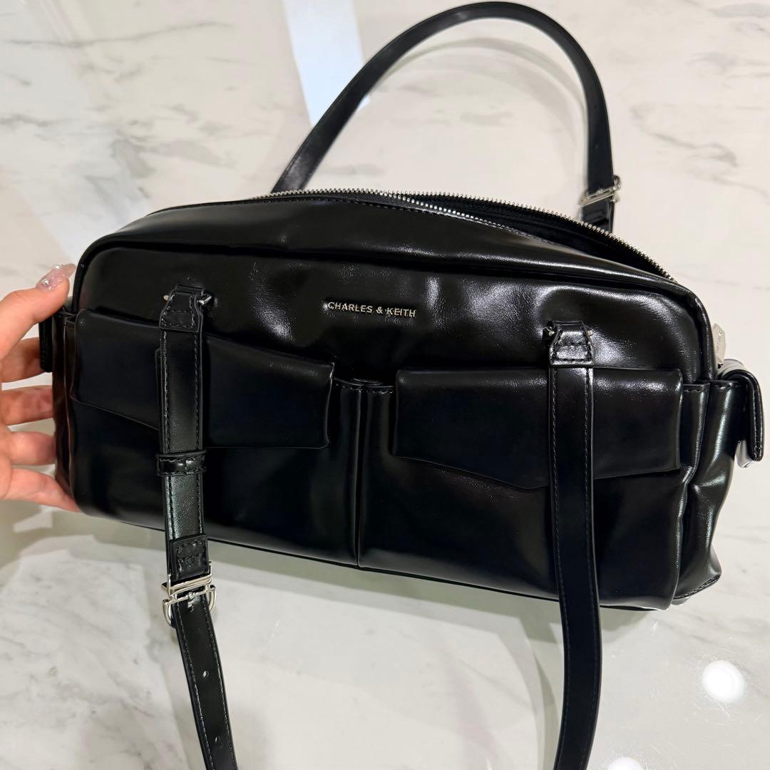 美品 チャールズアンドキース レイチェル マルチポケットショルダーバッグ