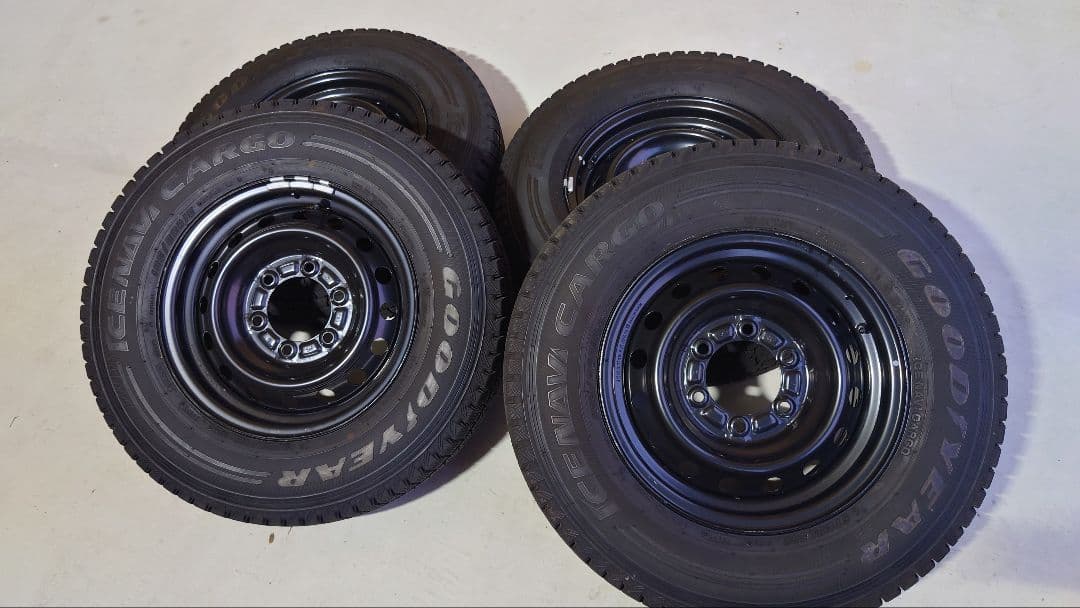 スタッドレスタイヤ　４本