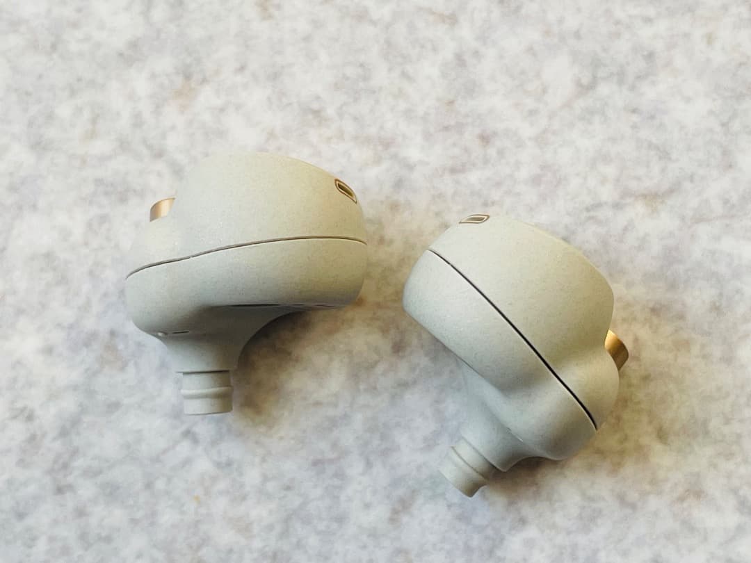 【美品】SONY WF-1000XM4 プラチナシルバー【全バッテリー交換済】