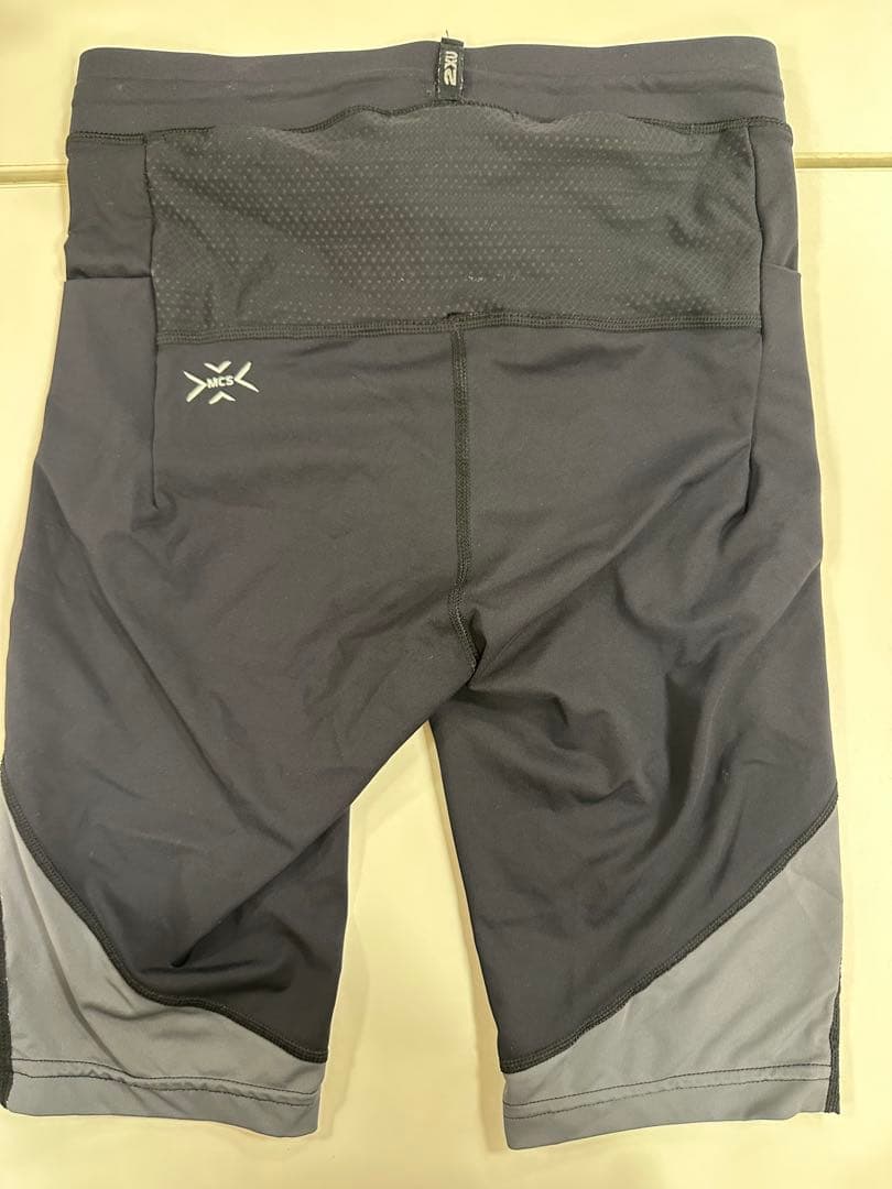 【ぐんぐん】2XU ハーフタイツ XS ダークグレー　リアクト　メンズ