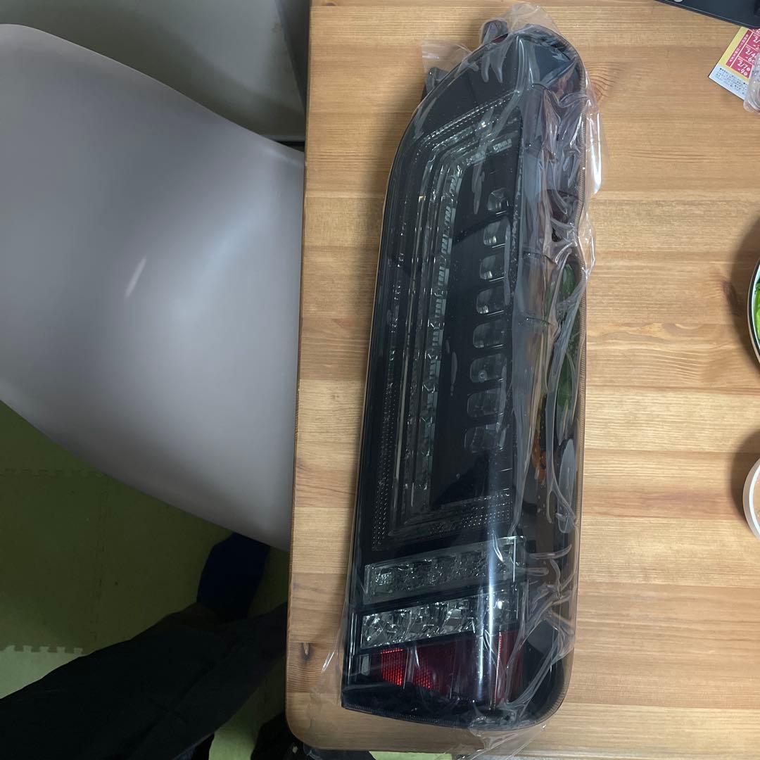 ハイエース用LEDプレステージスモークテールライト 新品【右のみ】