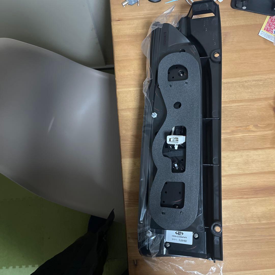 ハイエース用LEDプレステージスモークテールライト 新品【右のみ】