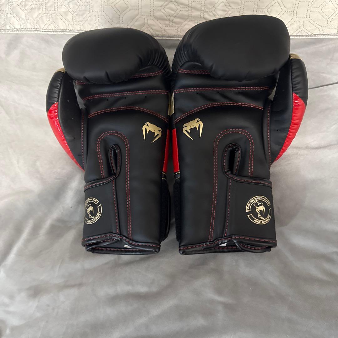VENUM ボクシンググローブ 8oz 黒金