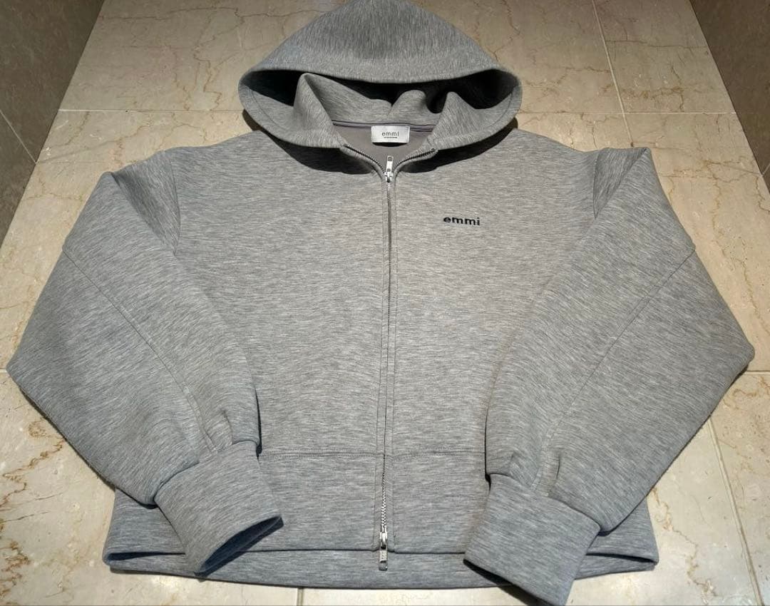 【美品】emmi ジップアップダンボールフーディー　25年購入