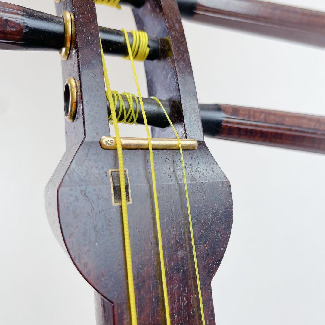 三味線 トチ入り紅木 二本溝 金細 細棹 子持ち綾杉胴 紅木 糸巻き k9