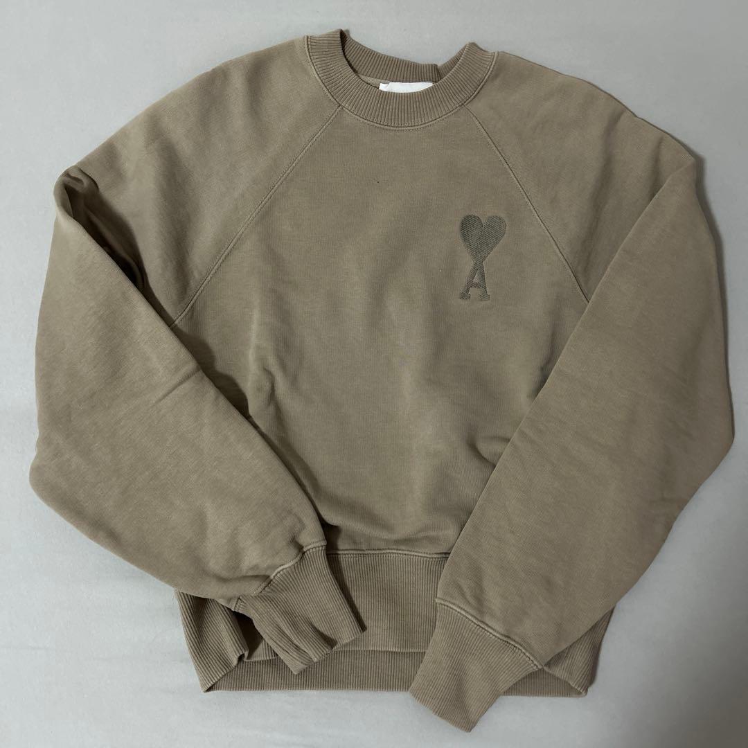 ami ベージュ ハートロゴ トレーナー