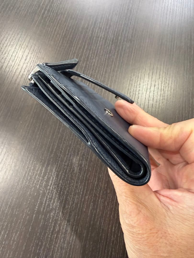 プラダ　二つ折り財布