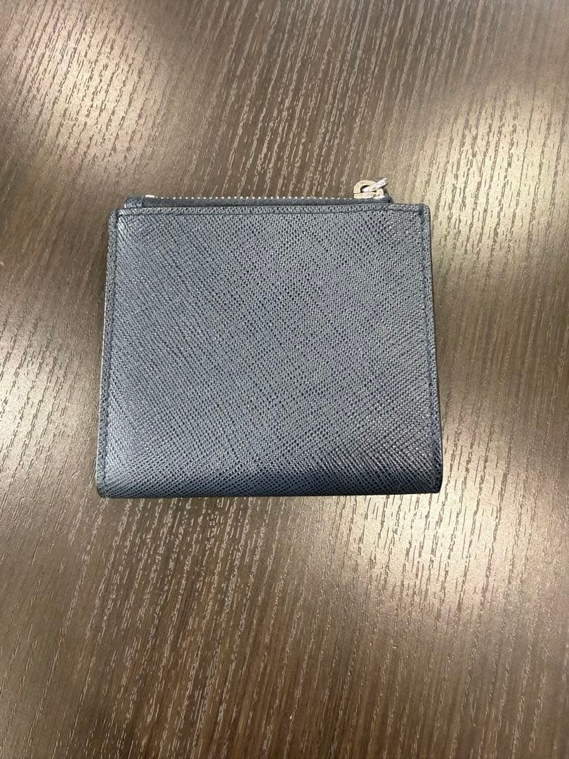 プラダ　二つ折り財布