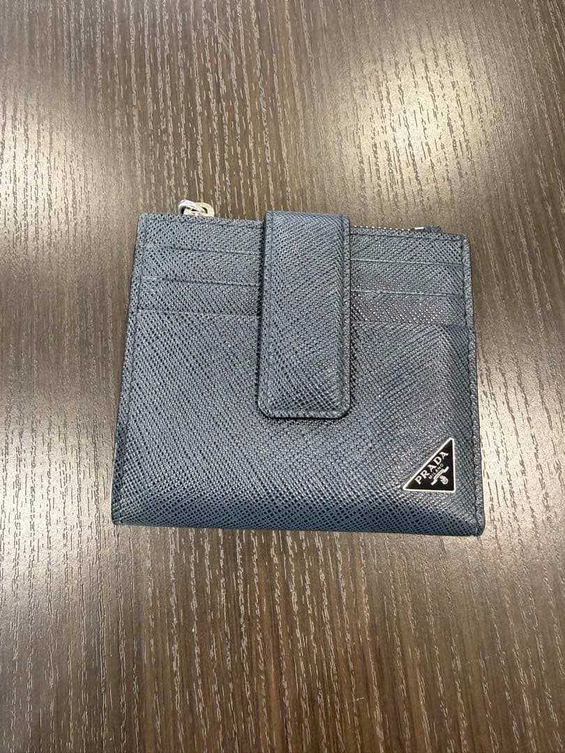 プラダ　二つ折り財布