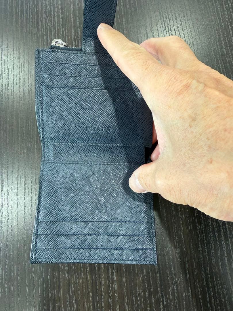 プラダ　二つ折り財布