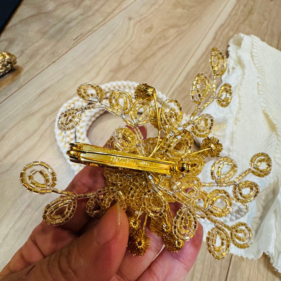 超美品　正絹　振袖用　帯揚げ　帯締め　帯飾り　刺繍襟　5点セット　金　白　パール