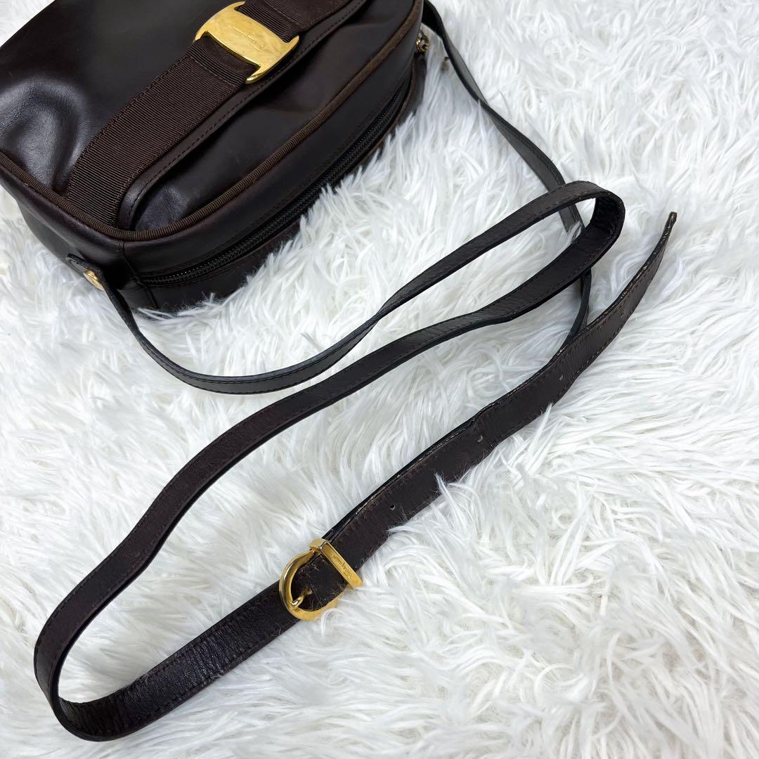 美品 フェラガモ ヴァラリボン ショルダーバッグ レザー