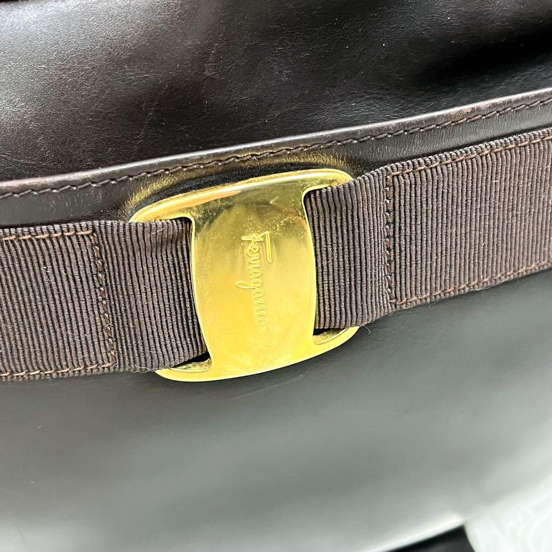 美品 フェラガモ ヴァラリボン ショルダーバッグ レザー