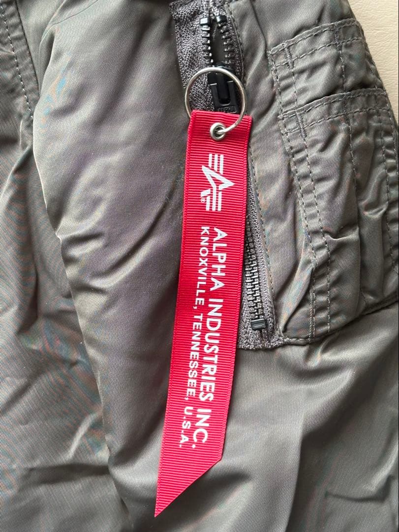 アルファインダストリーズのフライトジャケット（ダークグレー）