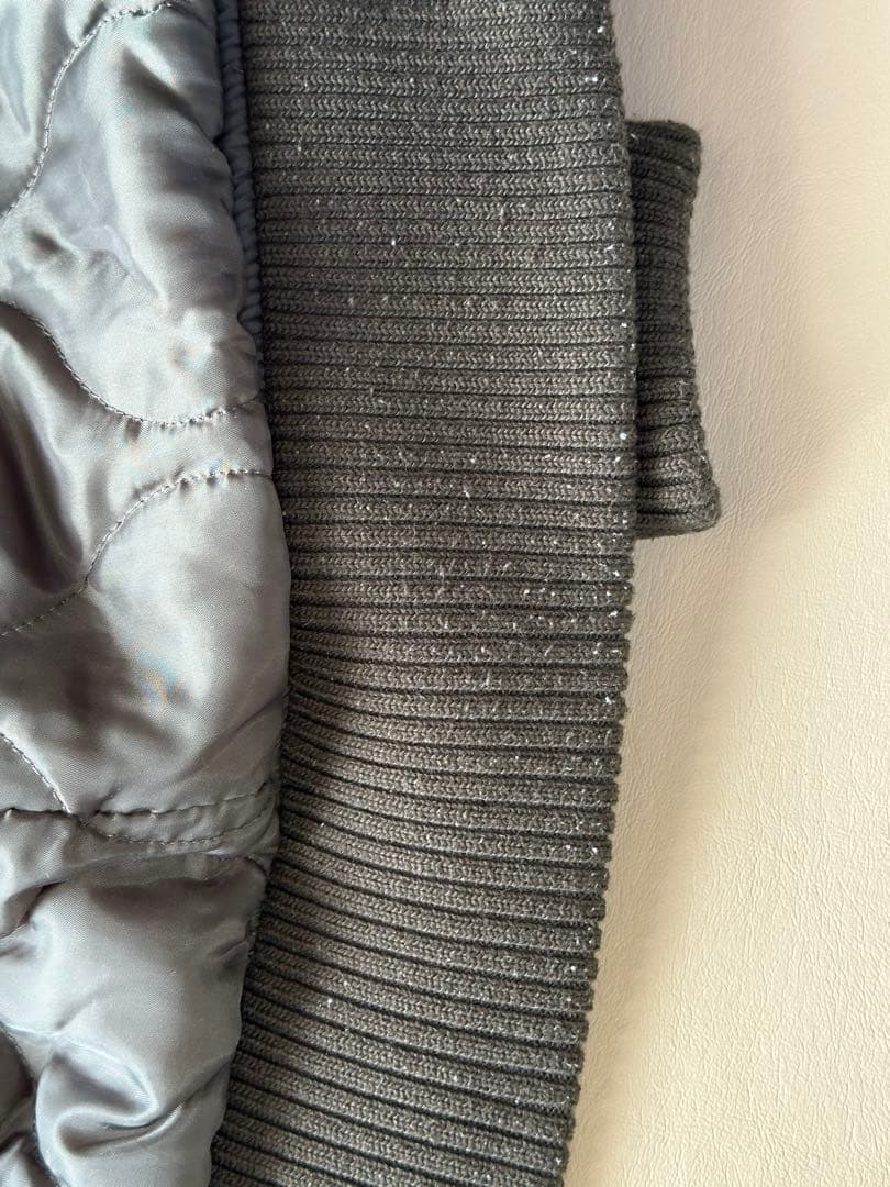 アルファインダストリーズのフライトジャケット（ダークグレー）