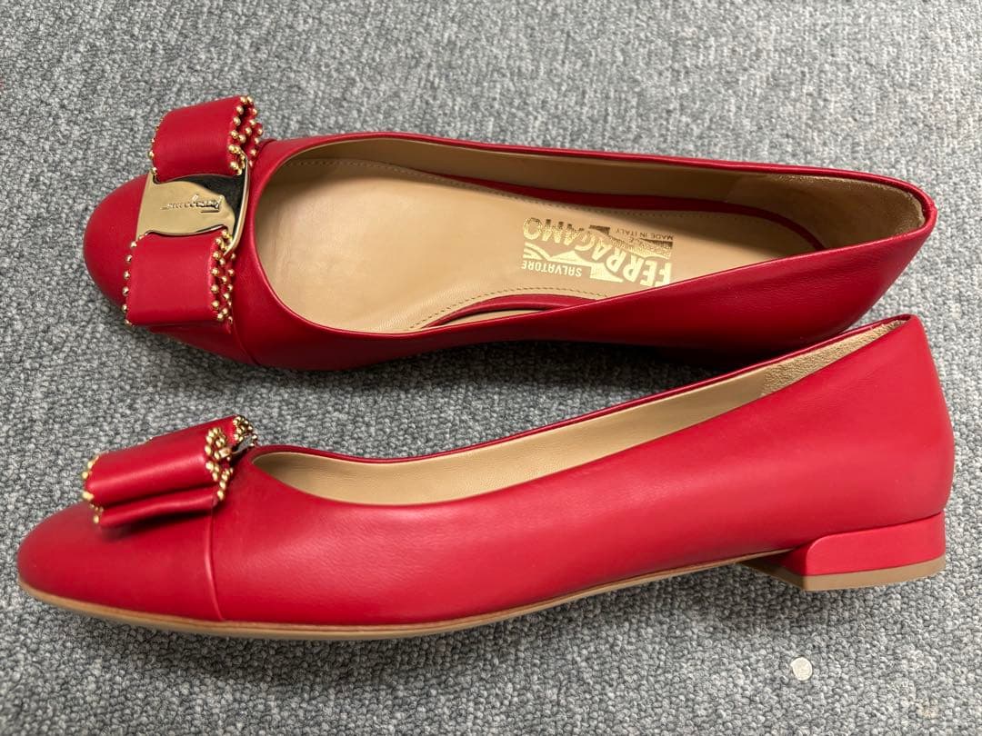 happy life　フェラガモ　赤 リボン付きフラットシューズ