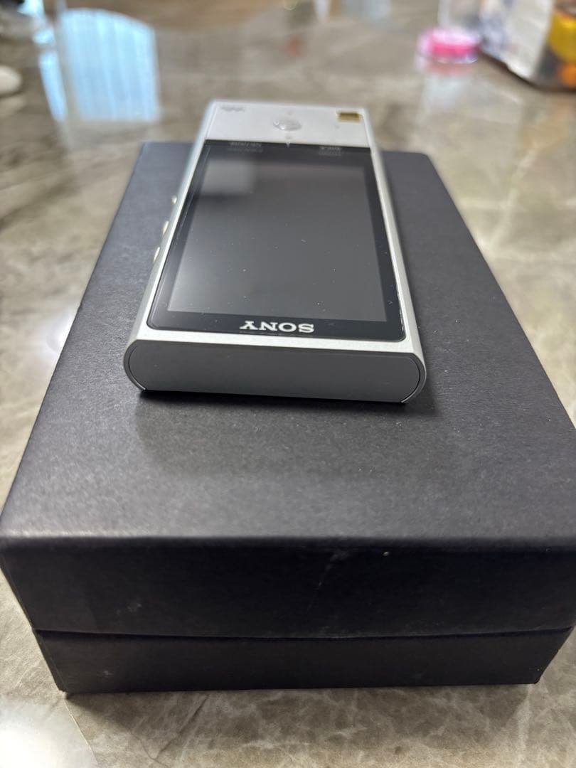 SONYウォークマンNW-ZX100 128GB　ケーブル付属、液晶フィルム付属