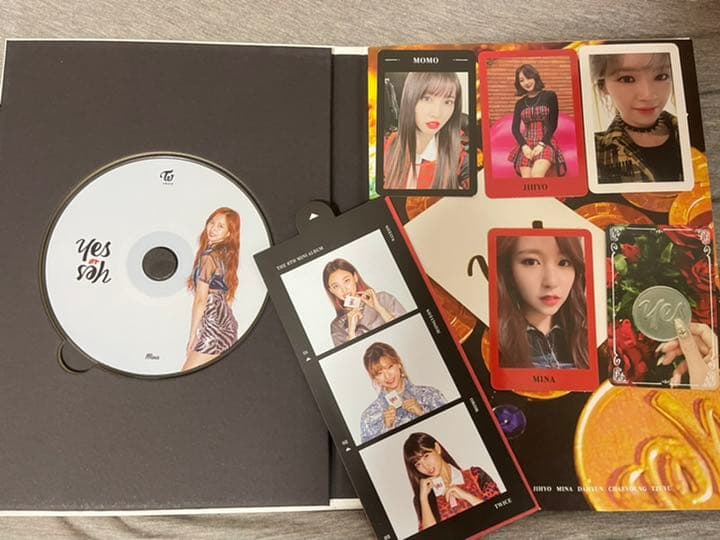 全メンバーサイン入り twice トレカ付き ！