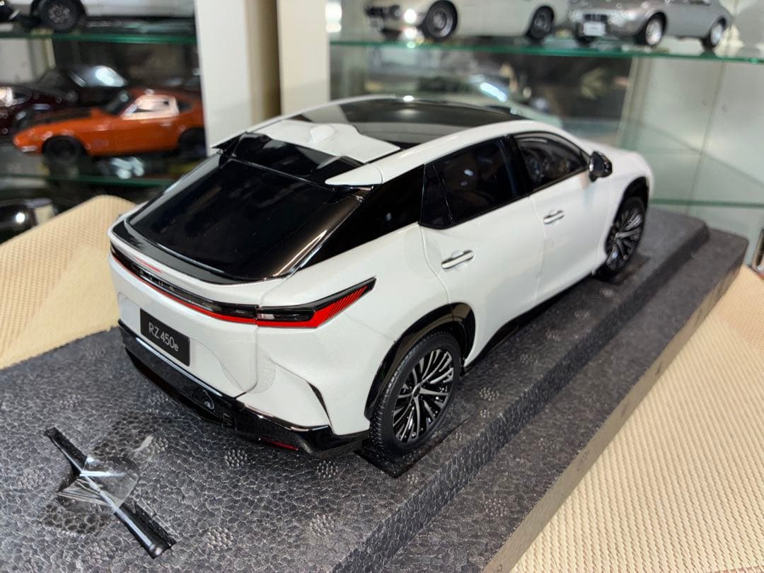 京商 1/18 レクサス RZ 450e