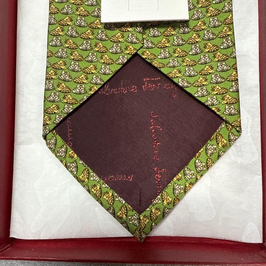 未使用タグ付　サルバトーレフェラガモ　ネクタイ　緑　猫　動物柄