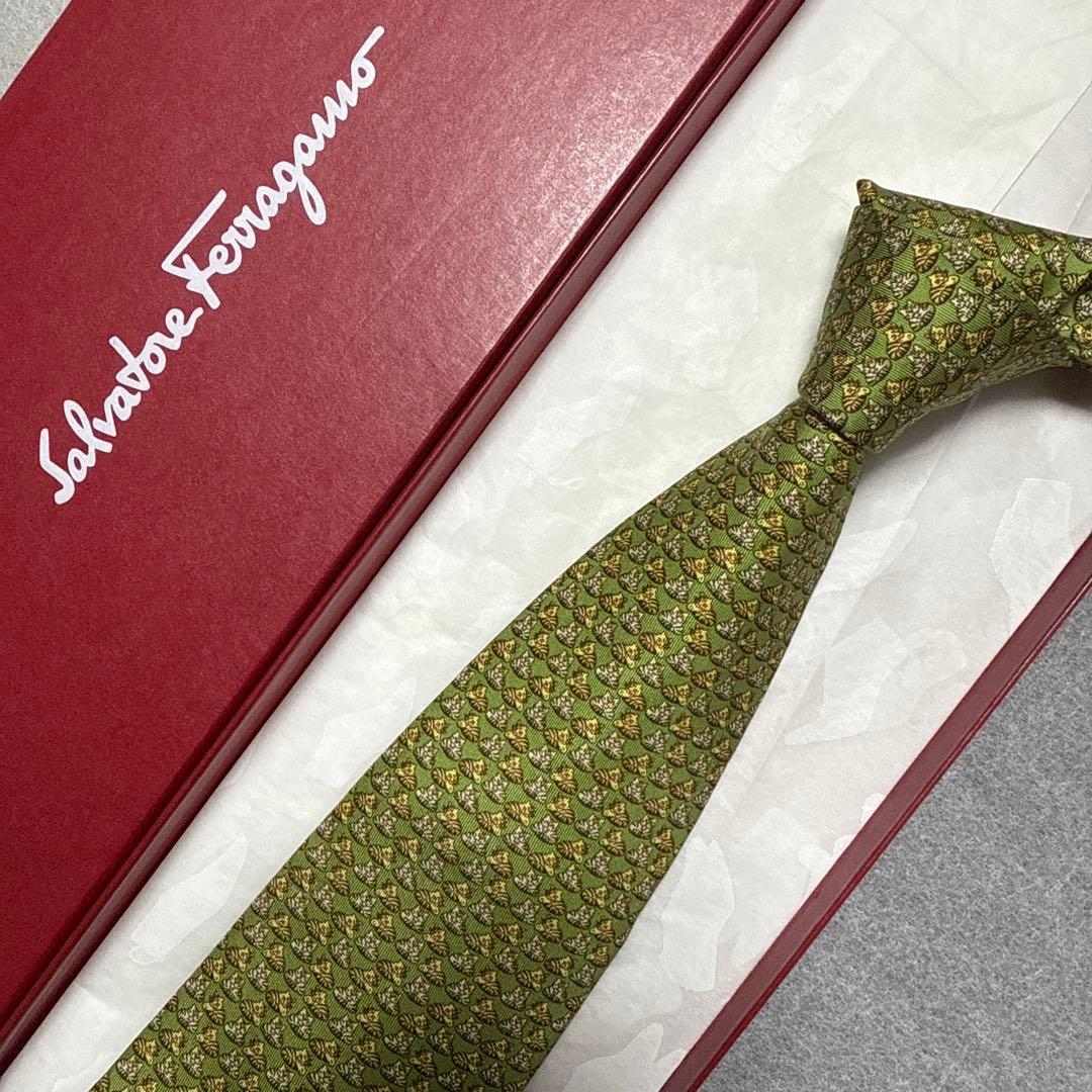 未使用タグ付　サルバトーレフェラガモ　ネクタイ　緑　猫　動物柄