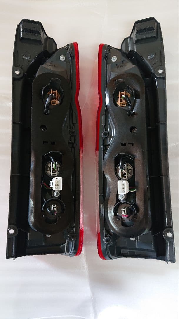 【送料無料】ハイエース 純正テールランプ 　新車外し