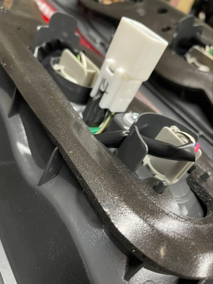 【送料無料】ハイエース 純正テールランプ 　新車外し