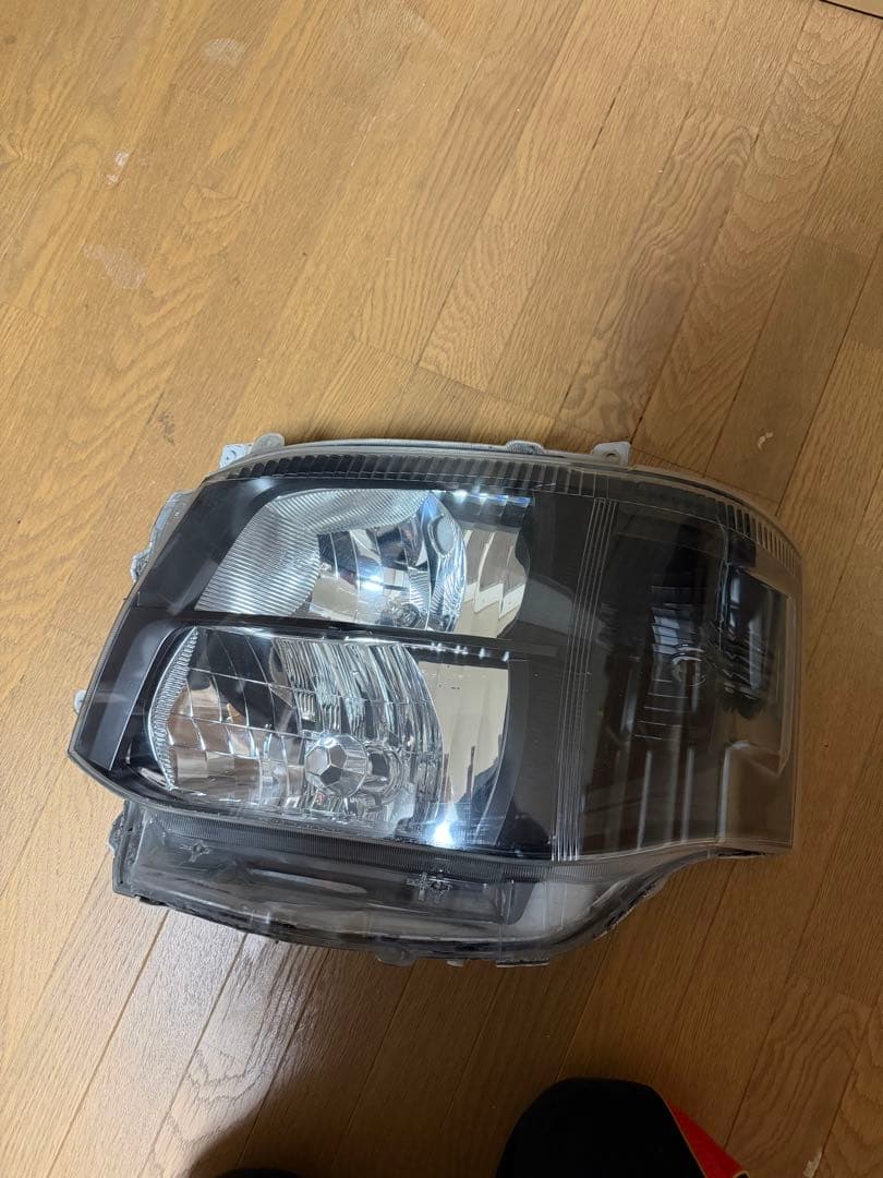 ハイエース　3型　純正ヘッドライト　インナー黒