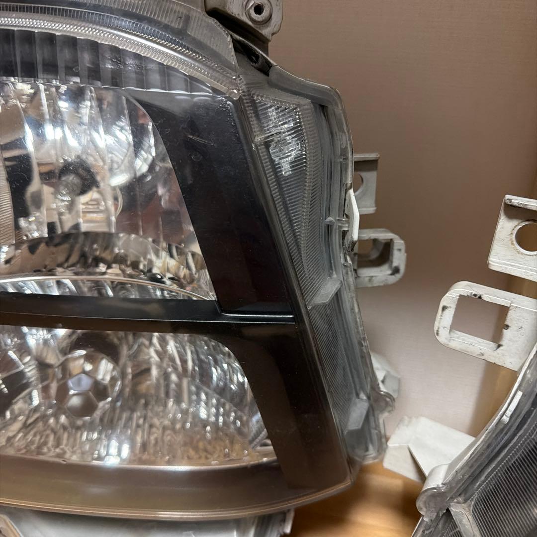 ハイエース　3型　純正ヘッドライト　インナー黒
