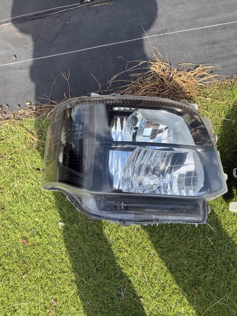 ハイエース　3型　純正ヘッドライト　インナー黒