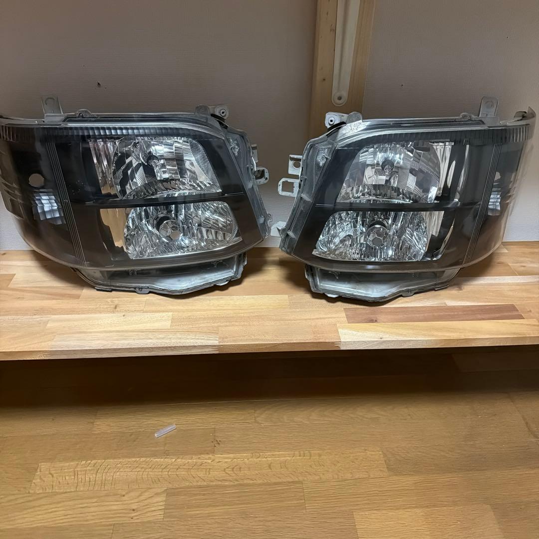 ハイエース　3型　純正ヘッドライト　インナー黒