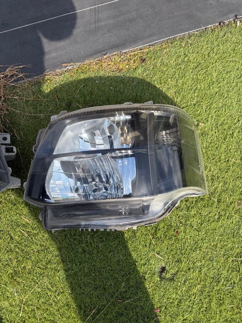 ハイエース　3型　純正ヘッドライト　インナー黒