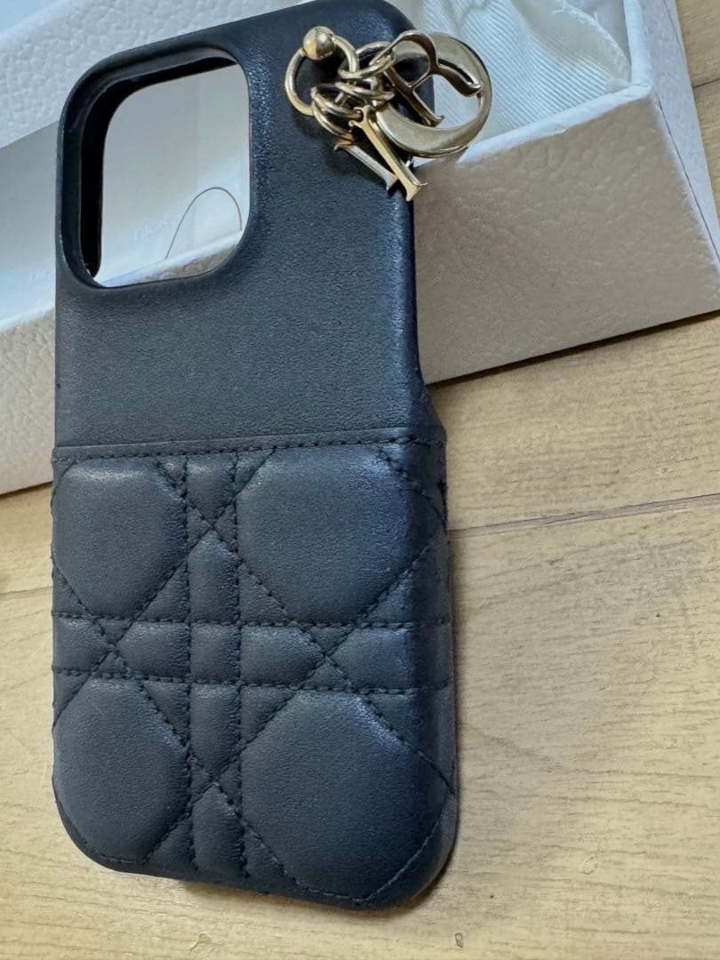 DIOR ディオール　黒チャーム付きレザースマホケース　iPhone15pro