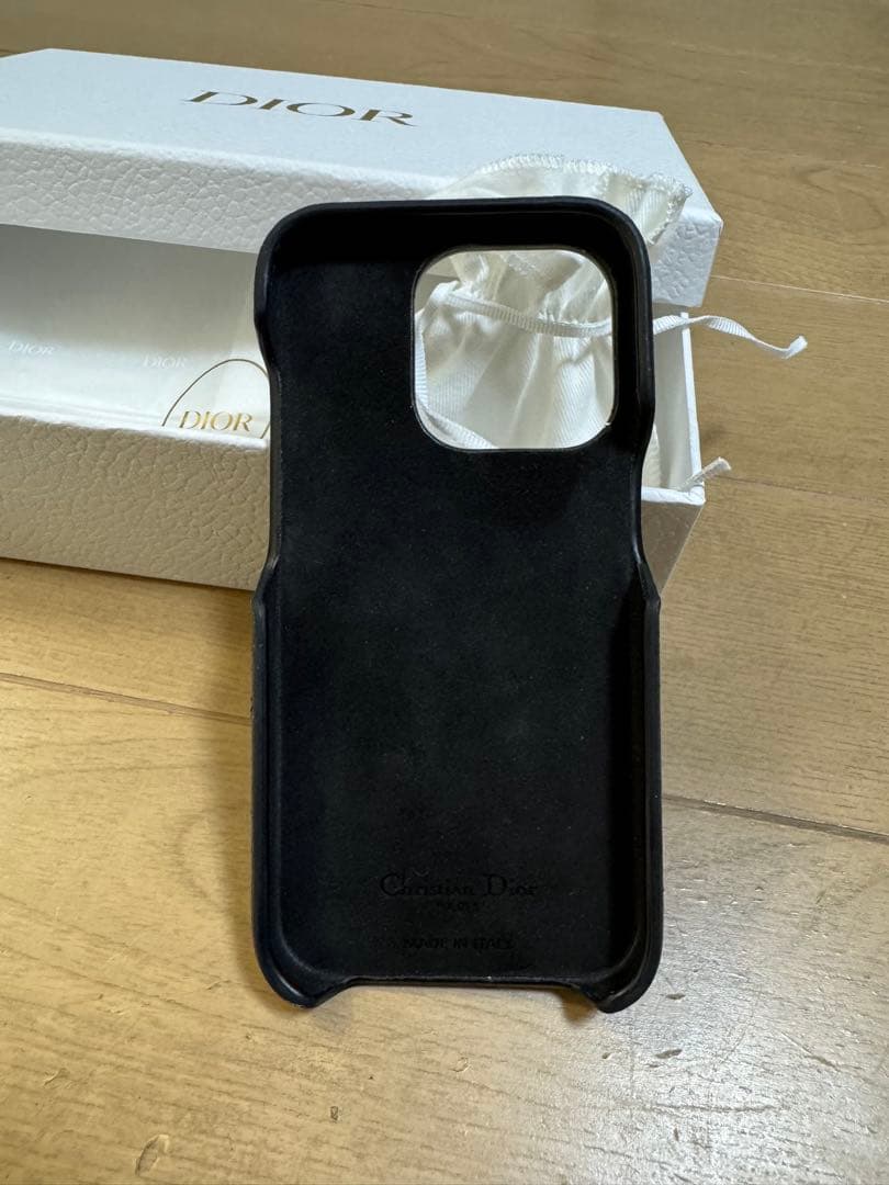 DIOR ディオール　黒チャーム付きレザースマホケース　iPhone15pro