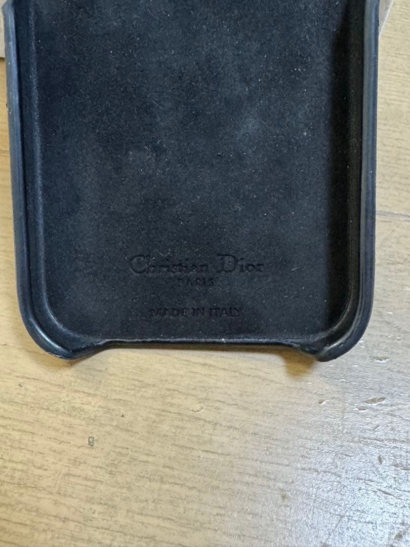 DIOR ディオール　黒チャーム付きレザースマホケース　iPhone15pro