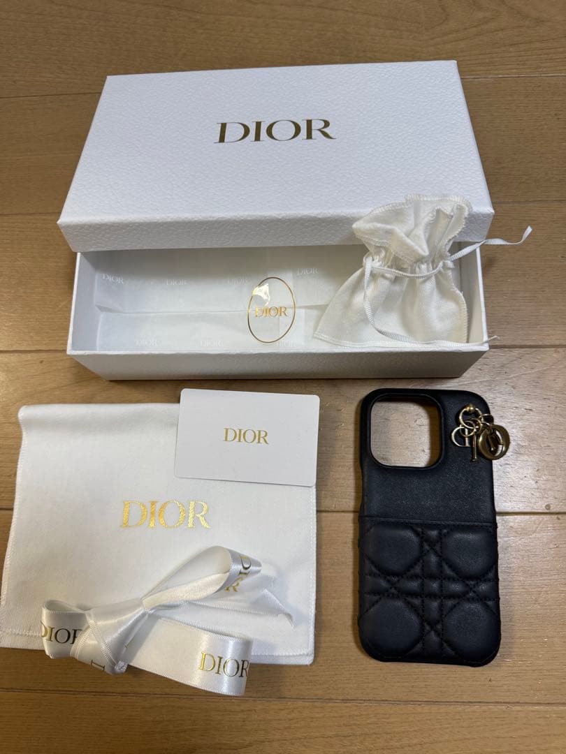 DIOR ディオール　黒チャーム付きレザースマホケース　iPhone15pro