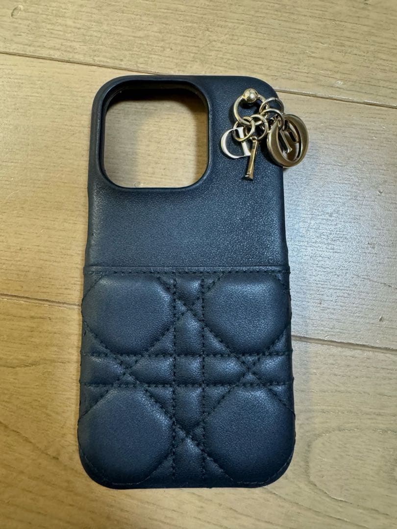 DIOR ディオール　黒チャーム付きレザースマホケース　iPhone15pro