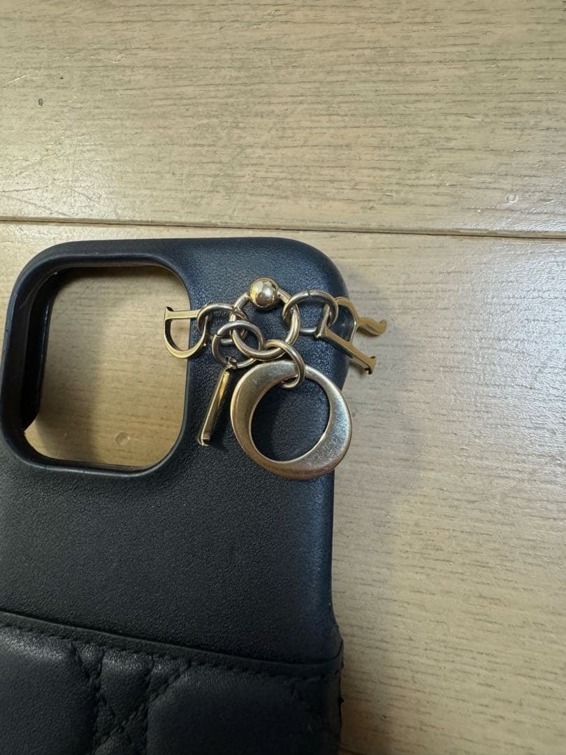 DIOR ディオール　黒チャーム付きレザースマホケース　iPhone15pro