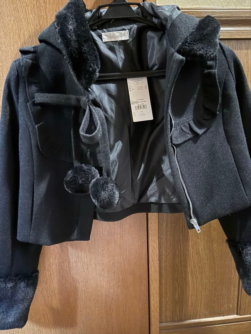 wおおおpium ピウム　ファーリボンヨークフリルショートコート ブラック