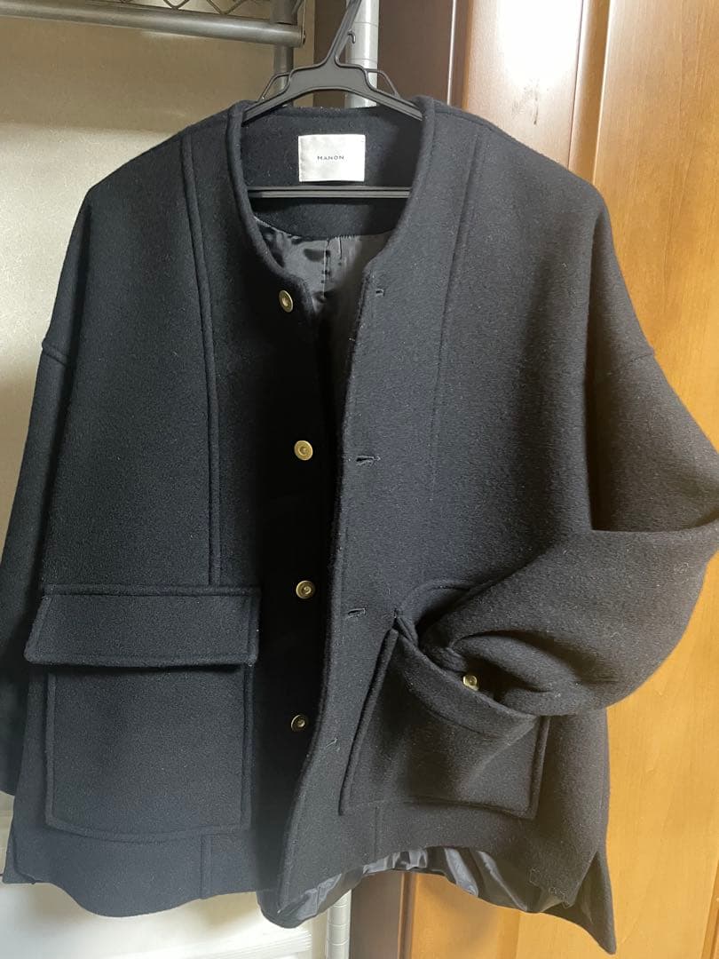 〈今期購入〉新品manon マノン　ノーカラーショートウールコート　金ボタン　黒