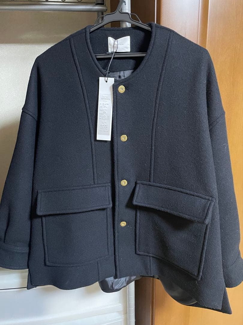 〈今期購入〉新品manon マノン　ノーカラーショートウールコート　金ボタン　黒