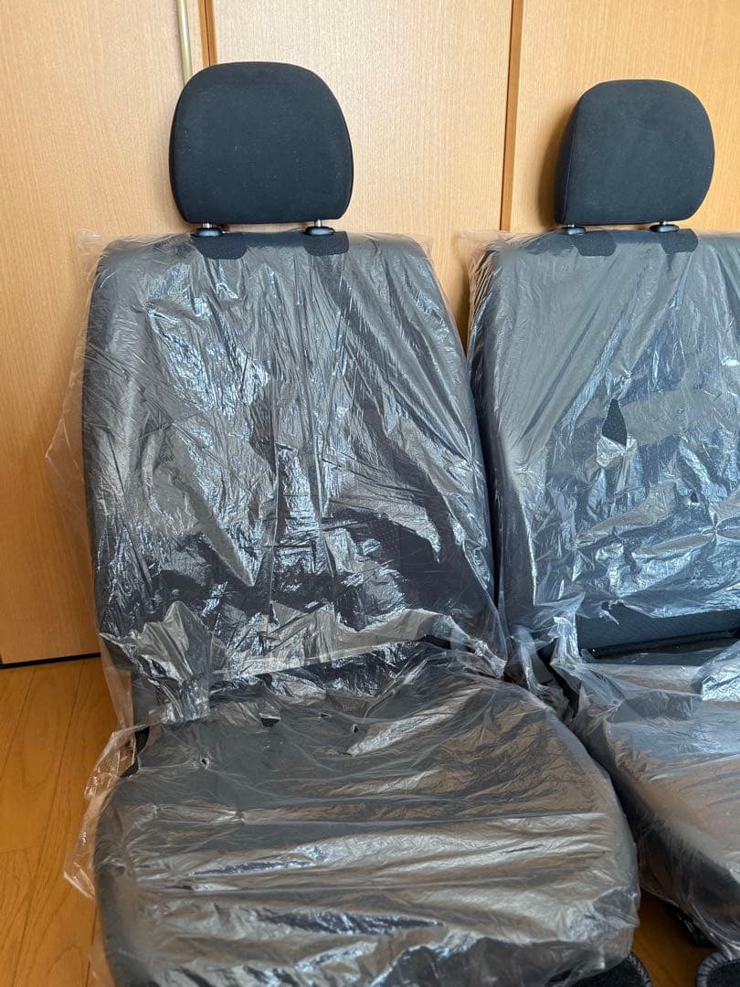 超貴重　ハイエース純正シート運転席助手席セット　新車外し分