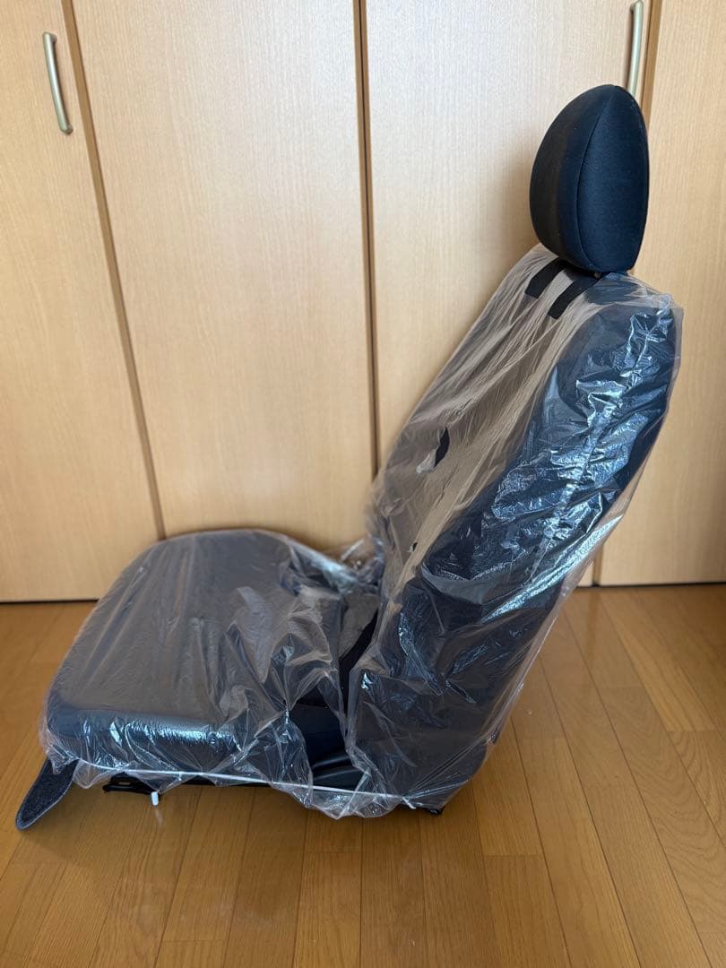 超貴重　ハイエース純正シート運転席助手席セット　新車外し分